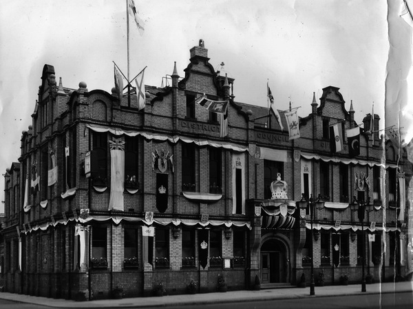 queens-coronation-600